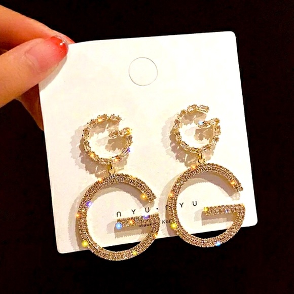 ⭐️2/$30 NEW Crystal G Drop glam Earrings - Picture 1 of 2